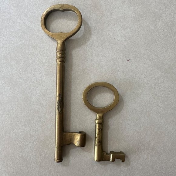 Antique vintage solid brass set of 2 two decorative skeleton keys - Picture 1 of 3
